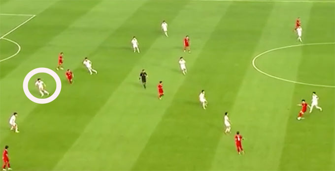 Việc Lý Đức bất ngờ giật về khiến bẫy việt vị của U22 Việt Nam mất tác dụng