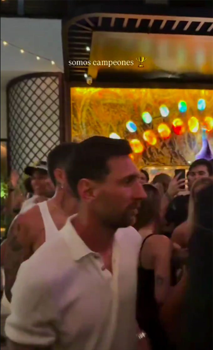 Anh rất thờ ơ với lễ ăn mừng, mặt không có cảm xúc