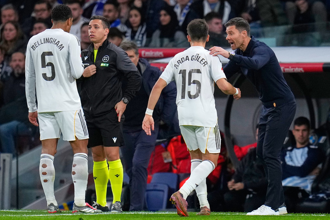 Xabi Alonso (phải) không đủ trình và uy để kiểm soát các ngôi sao ở Bernabeu