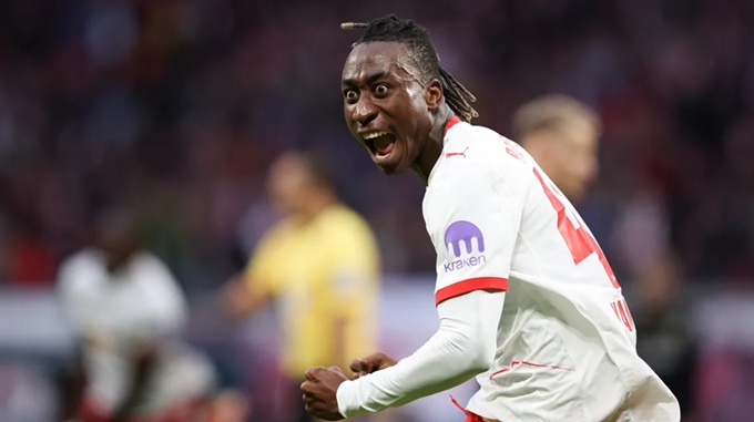  Diomande được Liverpool theo sát  