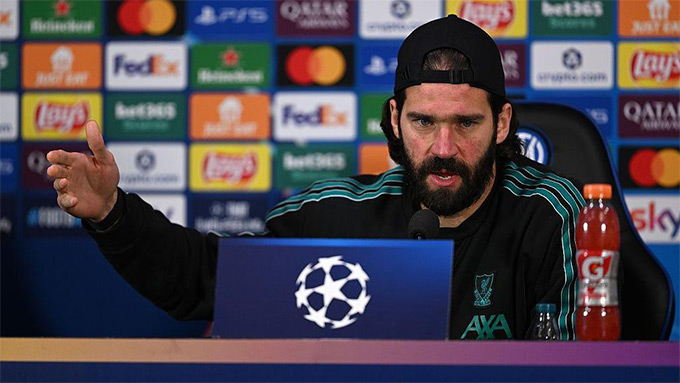 Alisson lên tiếng về việc Salah bị loại khỏi danh sách dự Champions League