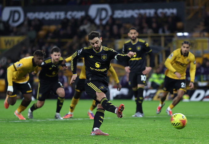 Fernandes tỏa sáng với cú đúp bàn thắng và 1 kiến tạo trước Wolves