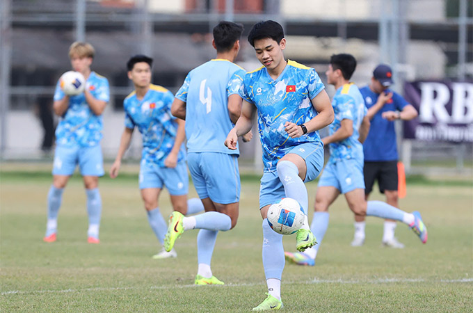 Đình Bắc cùng các đồng đội rèn lại khả năng dứt điểm trước trận gặp Malaysia - Ảnh: Đức Cường