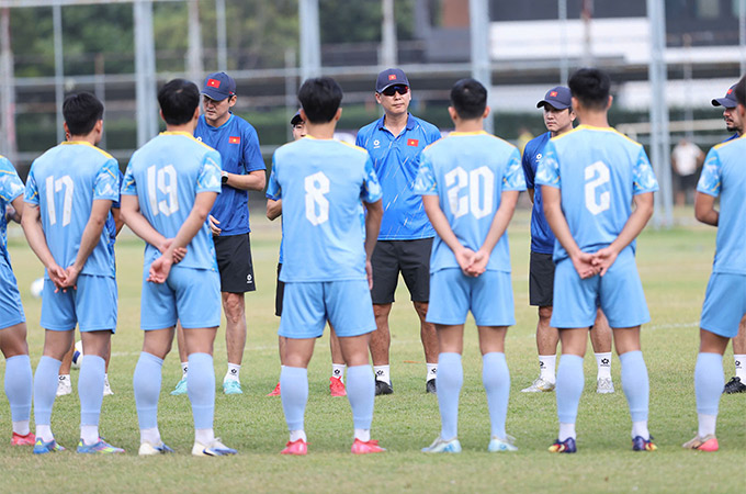 HLV Kim Sang Sik đưa chỉ thị yêu cầu U22 Việt Nam đá hết chân để thắng Malaysia, vào bán kết SEA Games 33 - Ảnh: Đức Cường