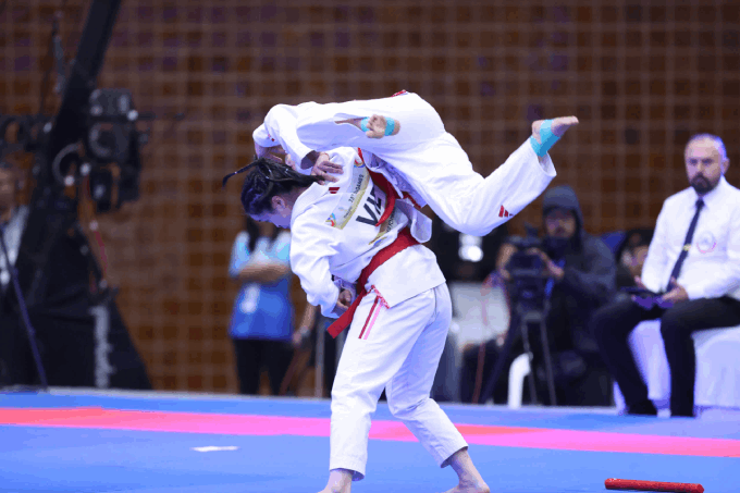 Thể thao Việt Nam có tấm huy chương đầu tiên tại SEA Games 33 ở môn Jujitsu với 2 VĐV Hồng Ngọc và Ngọc Bích - Ảnh: Đức Cường
