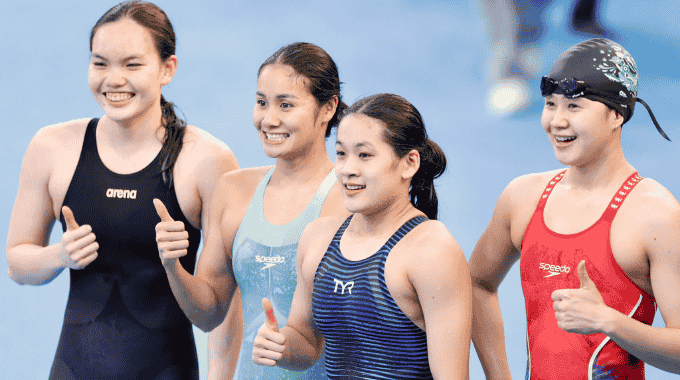 Bốn cô gái của môn bơi lội đã khép lại ngày thi đấu 10.12 với chiếc huy chương đồng khi về đích thứ 3 nội dung 4x100m tự do nữ. - Ảnh: Đức Cường