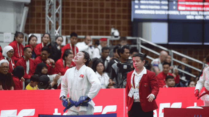 Phùng Mùi Nhình khóc nức nở khi nhận thất bại đáng tiếc trong trận chung kết. - Ảnh: Đức Cường