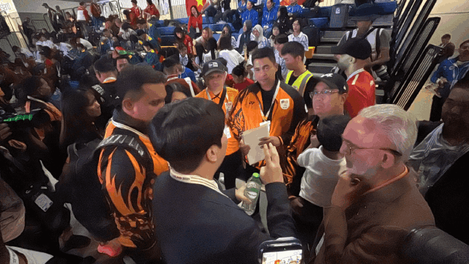 Đội tuyển Taekwondo Malaysia trao đổi với trọng tài vì nghi bị xử ép - Ảnh: Minh Quân