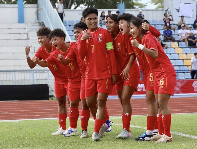 Theingi Tun (số 7) rất đáng gờm trên hàng công của ĐT nữ Myanmar