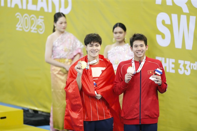 Hưng Nguyên và Quang Thuấn trên bục nhận huy chương. Ảnh: Anh Khoa