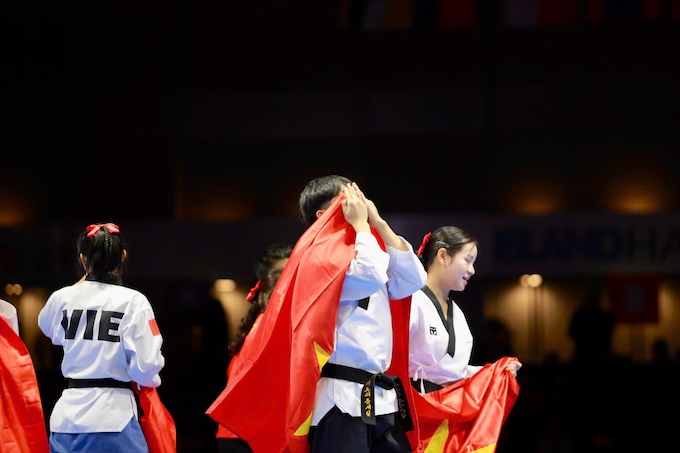 Cảm xúc vỡ oà của các tuyển thủ taekwondo Việt Nam khi giành HCV. Ảnh: Đức Cường