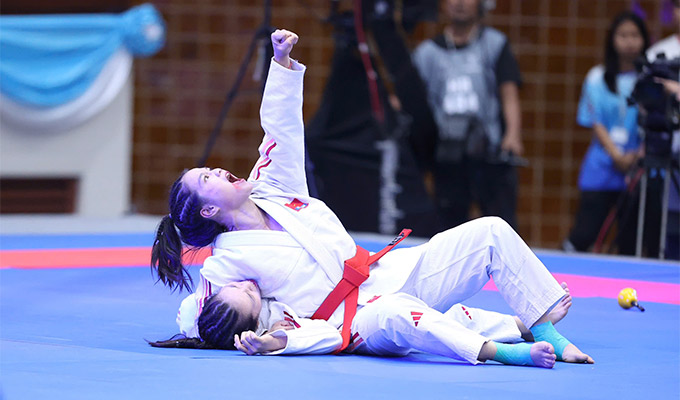 Hồng Ngọc và Ngọc Bích mang về huy chương đầu tiên cho Đoàn thể thao Việt Nam ở SEA Games 33 - Ảnh: Đức Cường 