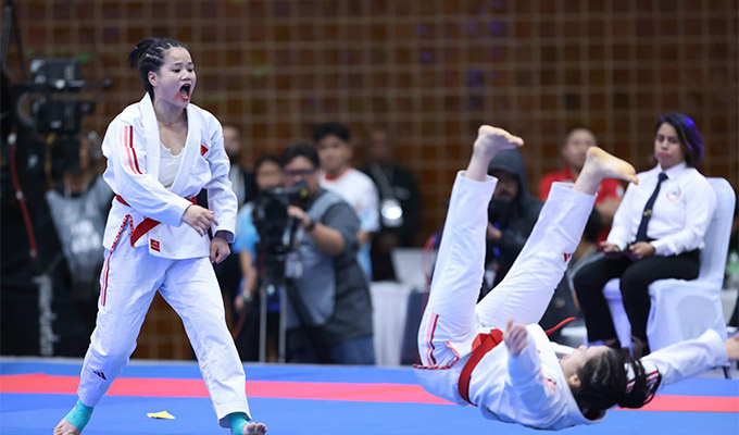 Hai VĐV Phùng Thị Hồng Ngọc và Nguyễn Ngọc Bích mang bài thi ma và "cương thi" lên sàn diễn SEA Games 33 - Ảnh: Đức Cường 