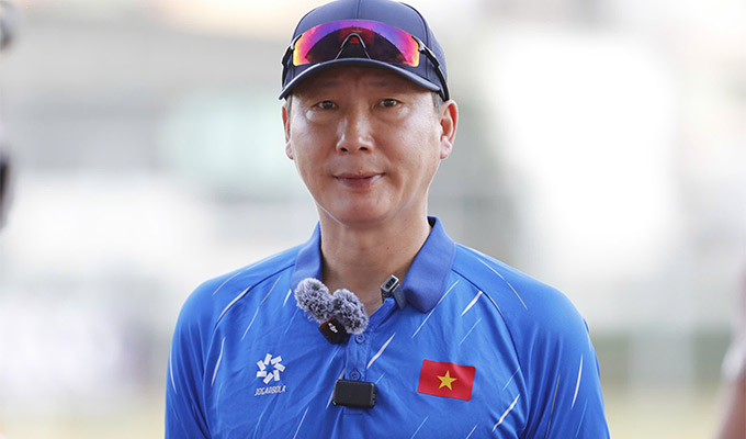 HLV Kim Sang Sik cùng học trò hạ quyết tâm đánh bại U22 Malaysia - Ảnh: Đức Cường 