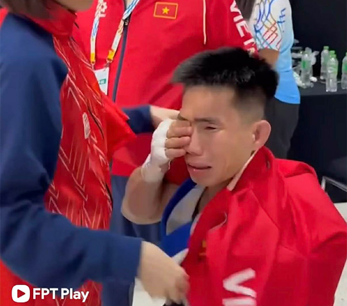 Võ sỹ Phạm Văn Nam khóc nức nở khi bị xử ép ở nội dung 56 kg truyền thống ở bán kết MMA SEA Games 33 - Ảnh: FPT Play