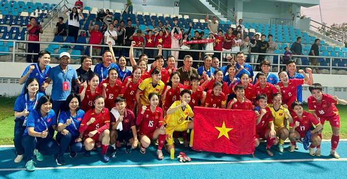 Chủ tịch LĐBĐ Việt Nam Trần Quốc Tuấn thay mặt Thường trực thưởng ĐT nữ Việt Nam 700 triệu đồng