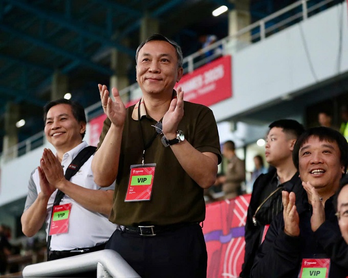 Chủ tịch LĐBĐ Việt Nam Trần Quốc Tuấn theo dõi trận đấu của ĐT nữ Việt Nam