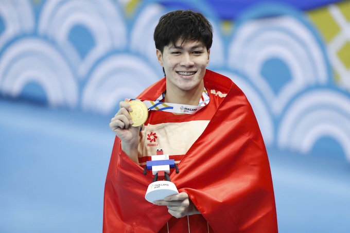 Hưng Nguyên với chiếc HCV thứ 4 liên tiếp nỗi dung 200m hỗn hợp. Ảnh: Đức Cường