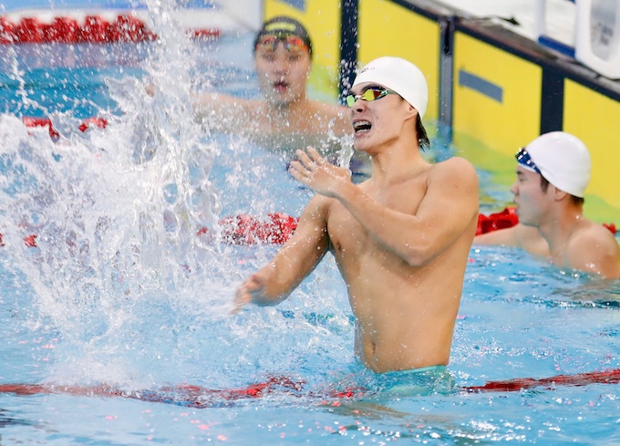 Sự phấn khích của Hưng Nguyên khi chạm đích đầu tiên ở 200m hỗn hợp namn. Ảnh: Đức Cường