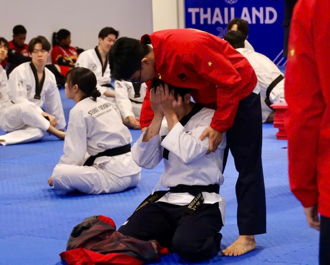 Trọng Phúc bật khóc trong sự an ủi của đồng đội. Ảnh: Đức Cường