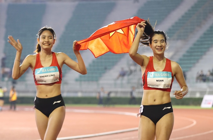 Niềm vui của Bùi Thị Ngân và Khánh Linh ở đích đến - Ảnh: Đông Huyền