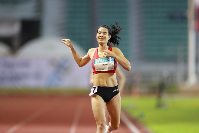 Bùi Thị Ngân về đích đầu tiên nội dung 1.500m nữ - Ảnh: Đông Huyền