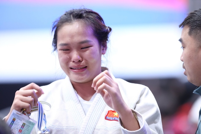 Nước mắt tiếc nuối của võ sĩ Phùng Mùi Nhình. Ảnh: Đức Cường