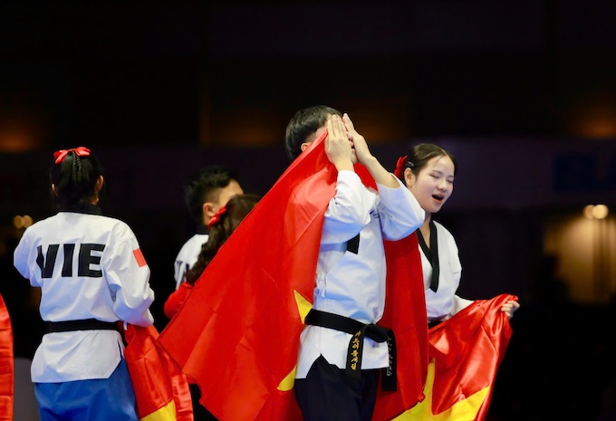 Chiếc HCV vỡ oà cảm xúc của môn taekwondo vào cuối ngày thi đấu. Ảnh: Đức Cường