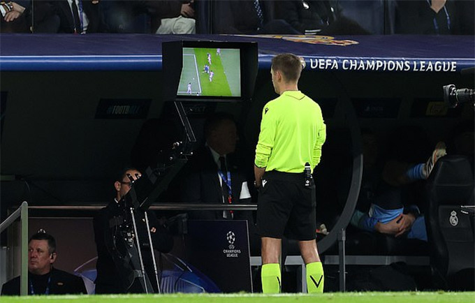 Trọng tài xem lại pha phạm lỗi của Rudiger với Haaland