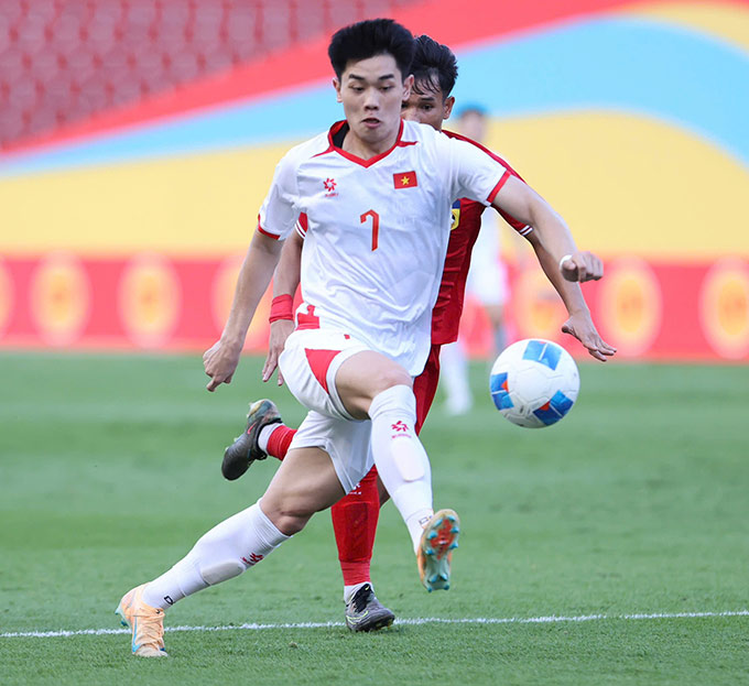 Nhãn quan và khả năng di chuyển chọn vị trí của Đình Bắc nổi bật trong chiến thắng của U22 Việt Nam trước U22 Lào - Ảnh: Đức Cường