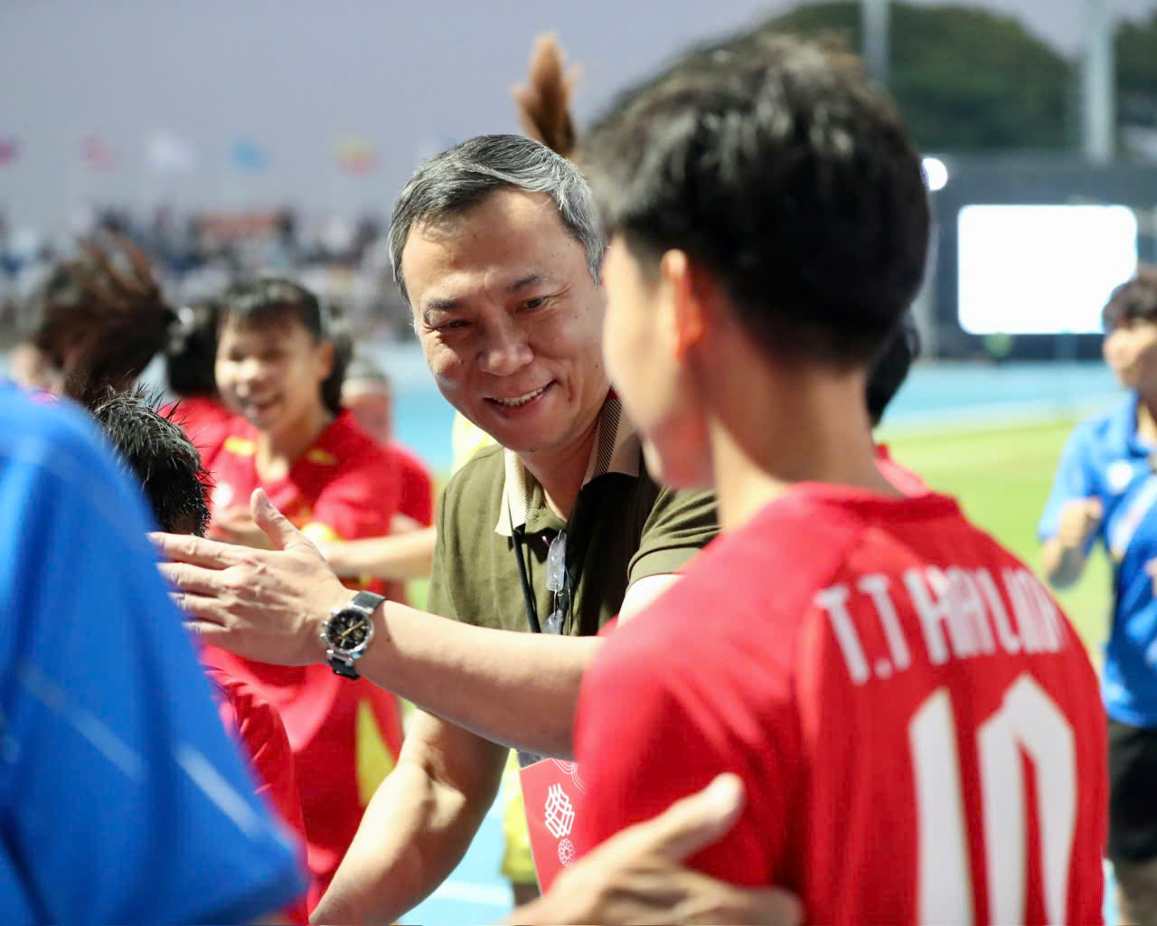 Chủ tịch Trần Quốc Tuấn nhắc nhở toàn đội tập trung thi đấu tốt tại bán kết