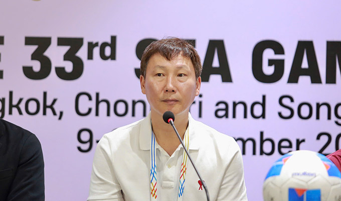 HLV Kim Sang Sik hài lòng khi U22 Việt Nam vào bán kết với ngôi nhất bảng - Ảnh: Đức Cường