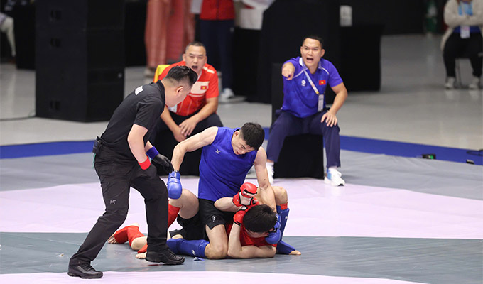 Quàng Văn Minh thắng knock-out đối thủ Malaysia để giành tấm HCV đầu tiên cho MMA Việt Nam ở SEA Games 33 - Ảnh: Đức Cường 