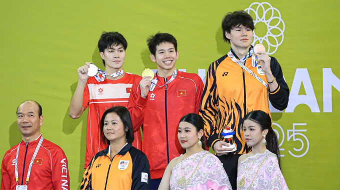 Hai kình ngư của bơi lội Việt Nam thống trị Bạc và Vàng ở nội dung 400m tự do nam. - Ảnh: Đức Cường