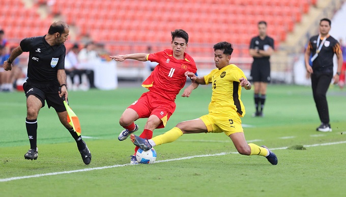 U22 Malaysia đang tranh chấp vé nhì tốt nhất để vào bán kết. Ảnh: Đức Cường