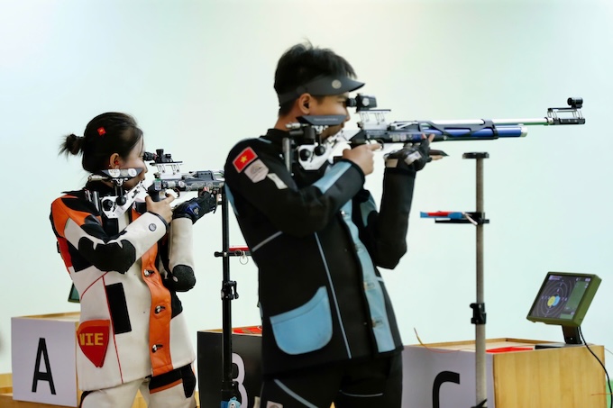 Hai xạ thủ Việt Nam tập trung thi đấu. Ảnh: Anh Khoa