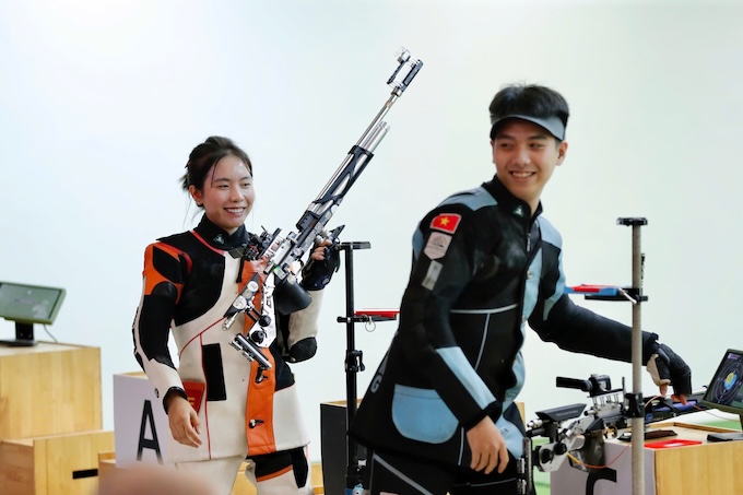 Nụ cười rạng rỡ của 2 tay súng Việt Nam khi giành HCV. Ảnh: Anh Khoa