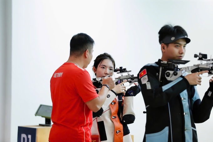 HLV chỉ đạo 2 tay súng Việt Nam lúc thi đấu. Ảnh: Anh Khoa