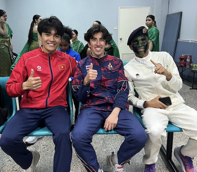 Các tuyển thủ điền kinh 1.500m nam tại SEA Games 33 chuẩn bị nhận huy chương. Ảnh: Đông Huyền