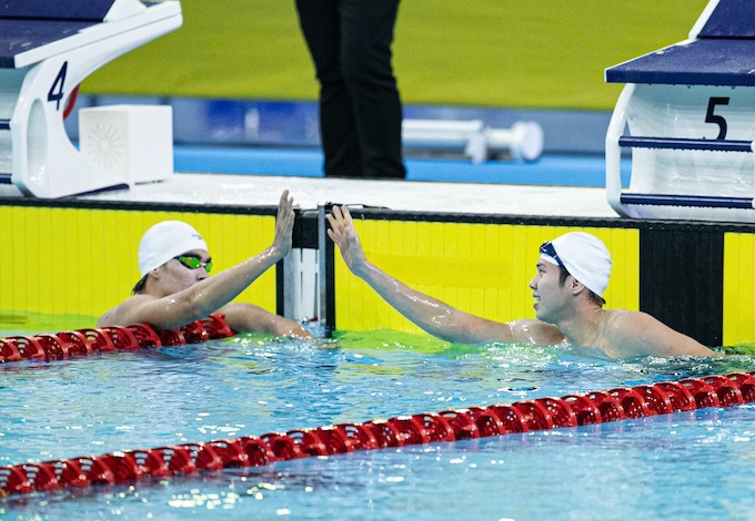 Hưng Nguyên chúc mừng Quang Thuấn ở đích đến. Ảnh: Đức Cường