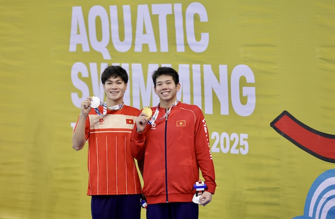 Trần Hưng Nguyên và Nguyễn Quang Thuấn trên bục nhận huy chương 400m hỗn hợp. Ảnh: Đức Cường