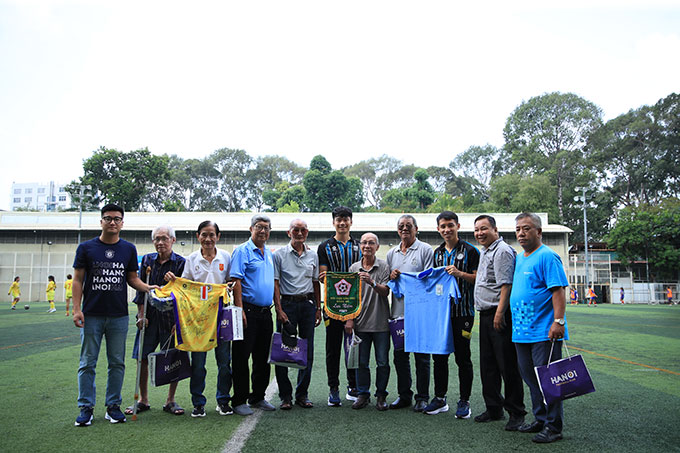 Hai cầu thủ Hùng Dũng, Thành Chung của CLB Hà Nội tri ân các cựu cầu thủ bóng đá TP.HCM.