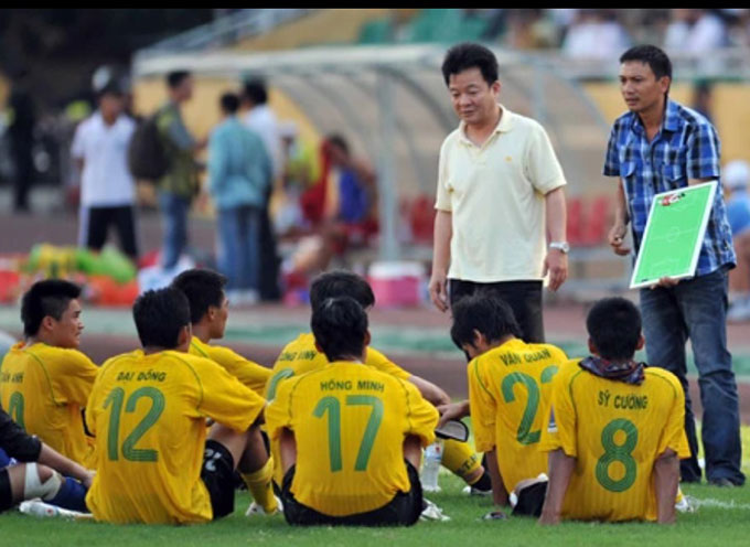 Bầu Hiển xuống sân động viên cầu thủ và HLV Triệu Quang Hà khi CLB Hà Nội mới lên V- League năm 2008. Ảnh: Minh Hoàng