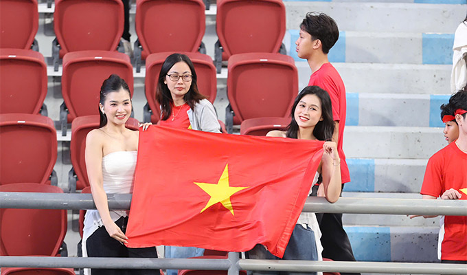 Chiều ngày 11/12, hàng trăm CĐV Việt Nam đã có mặt ở sân Rajamangala để cổ vũ U22 Việt Nam đối đầu với U22 Malaysia ở trận cầu quyết định tấm vé bán kết ở bảng B SEA Games 33