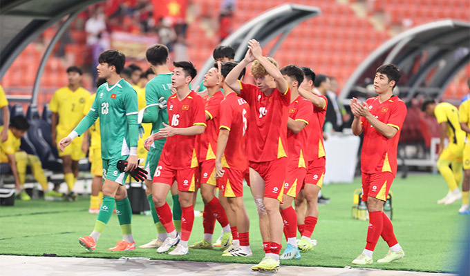 U22 Việt Nam vào bán kết với ngôi nhất bảng B. Sau khi trận đấu khép lại, các học trò HLV Kim đi quanh sân để gửi lời cảm ơn tới CĐV Việt Nam đã "tiếp lửa" cho toàn đội 