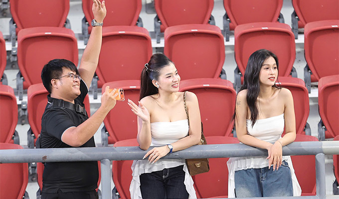 Trong hàng trăm cổ động viên, nhiều cô gái thu hút sự chú ý nhờ nhan sắc xinh đẹp, ăn mặc sexy trên khán đài 