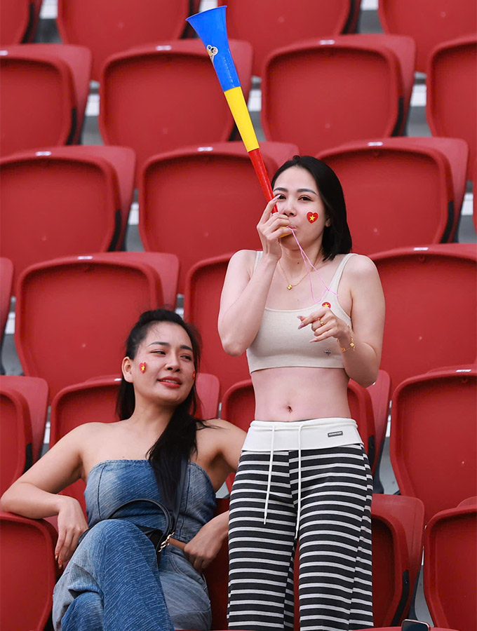 Một nữ CĐV diện trang phục "thiếu vải" khoe vòng 1 căng tràn, cổ vũ hết mình cho U22 Việt Nam 
