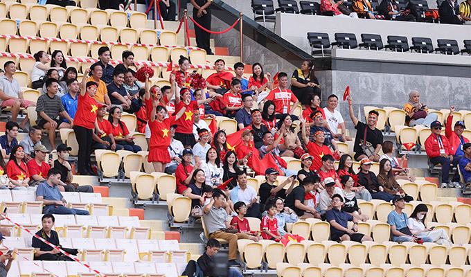 Trên khán đài cũng có sự đồng hành của các VĐV Việt Nam đang thi đấu ở SEA Games đến sân tiếp lửa cho các đồng nghiệp ở U22 Việt Nam 