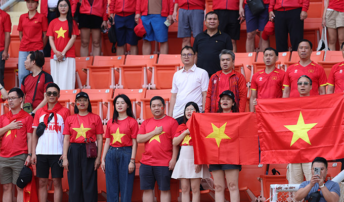 Những tiếng hô "Việt Nam" liên tục vang lên trong suốt cả trận đấu đã giúp Đình Bắc cùng các đồng đội thêm hưng phấn dưới sân 