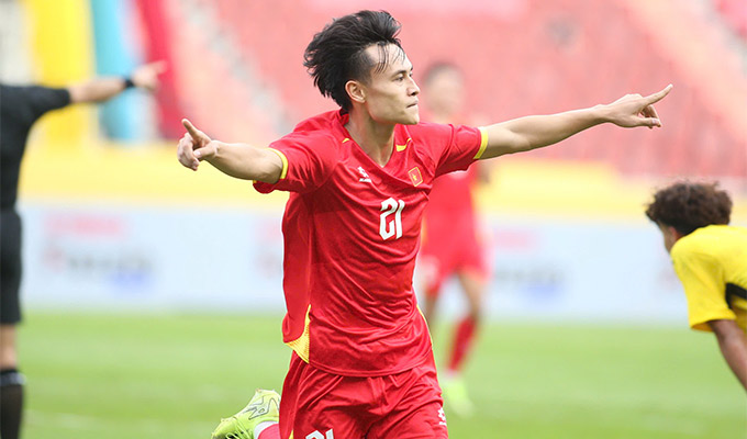 Phạm Minh Phúc nhân đôi cách biệt cho U22 Việt Nam sau đường chuyền dọn cỗ của Đình Bắc 